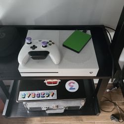 Xbox One S And Polaroid TV Bundle
