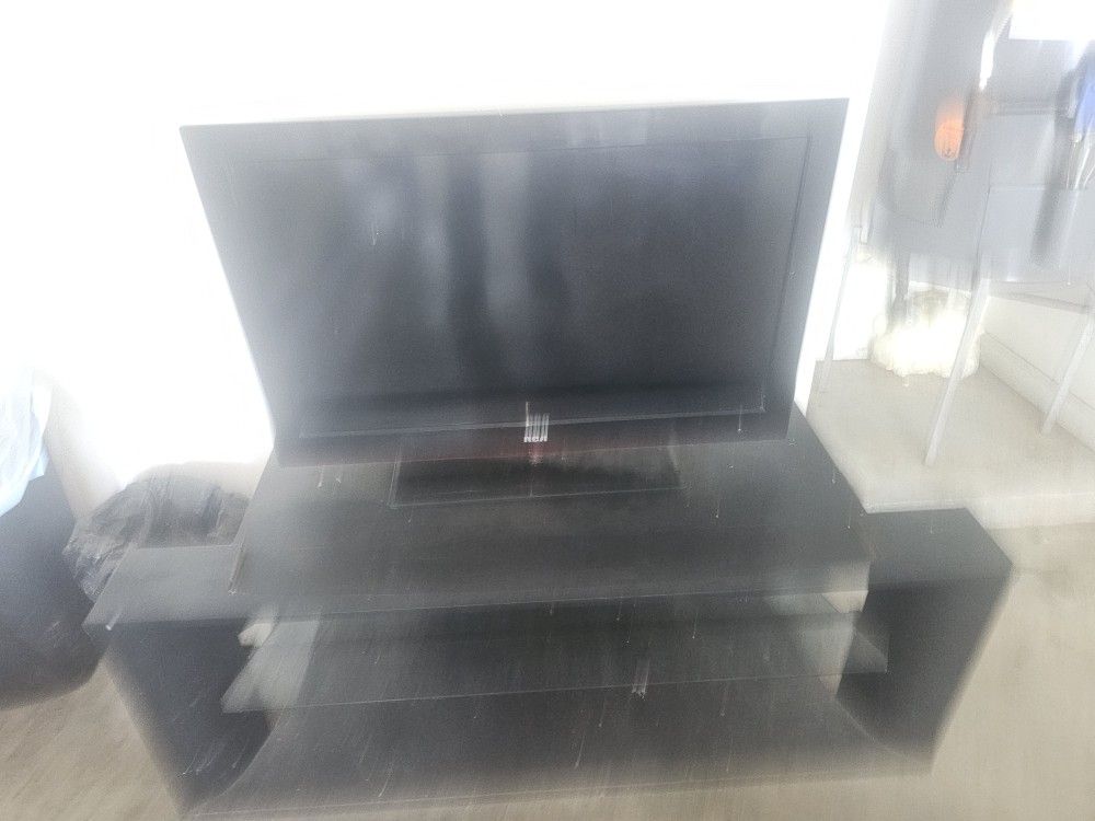 RCA 32INCH FLAT SCREEN TV AND STAND