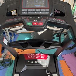 Treadmill “Sole F85”