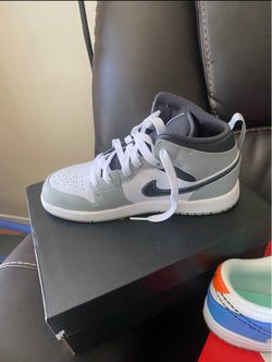 Nike Air Jordan 1 Mid Kids Sneaker