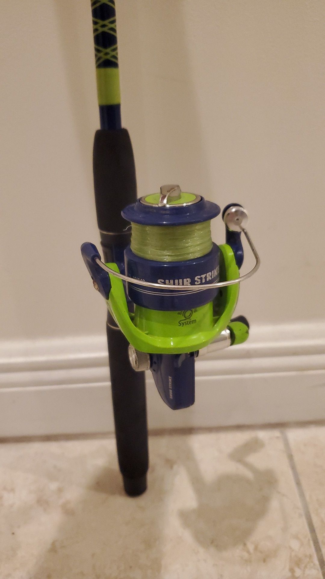 Shur Strike fishing rod pole and reel with a tackle box