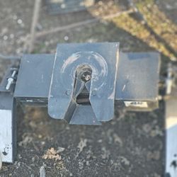 Fifth wheel hitch