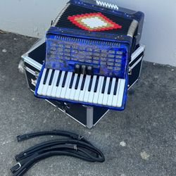 Beautiful 😻 Piano Accordion 🪗.  34 Kes 