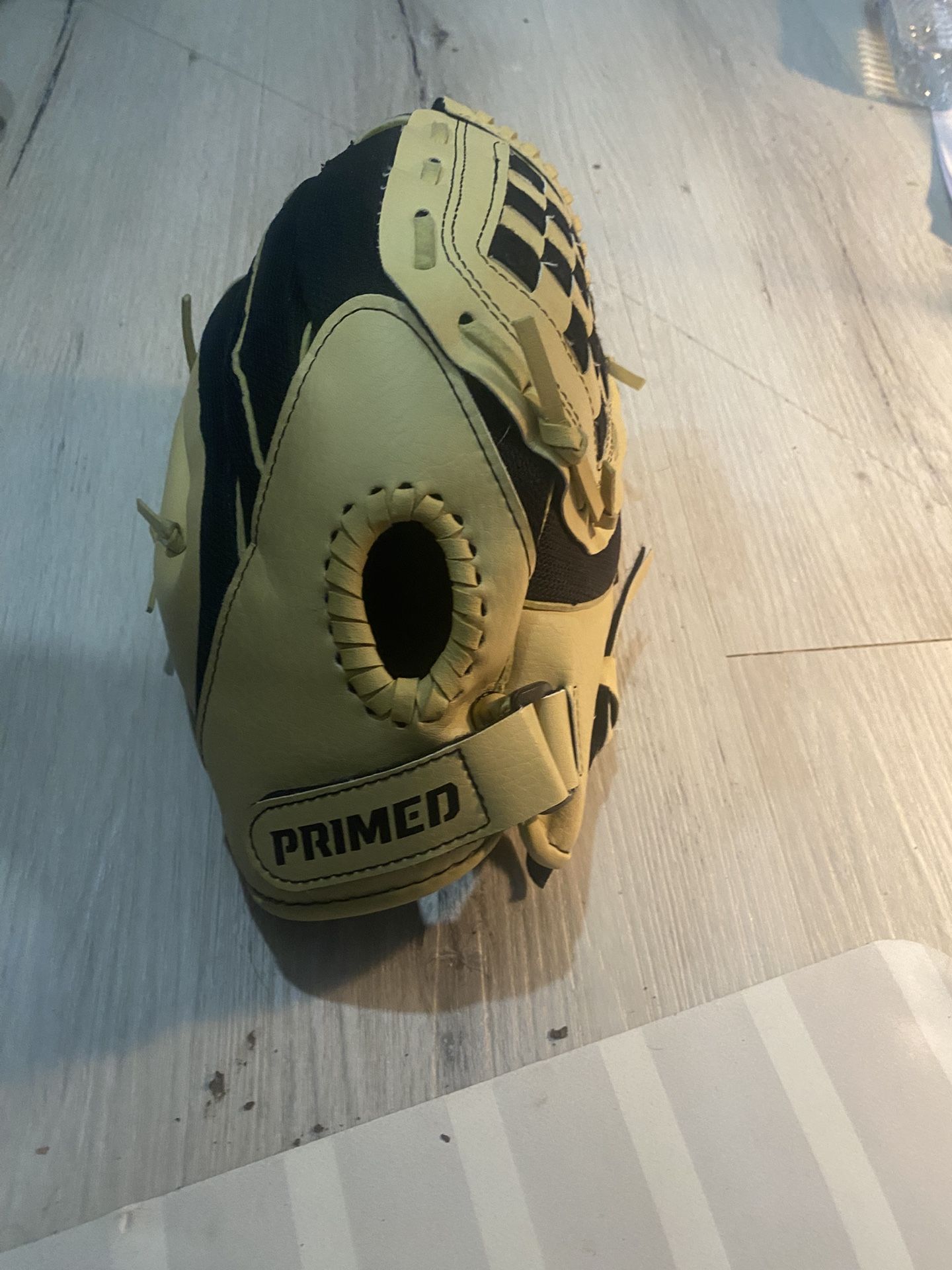 Primed Easy Close 11.5 Inch Sports Glove