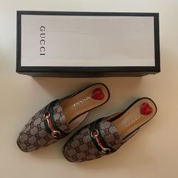 Shoes size 7
