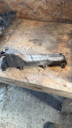 Ford cast-iron D0TE-9430-A exhaust manifold for 1970–1976