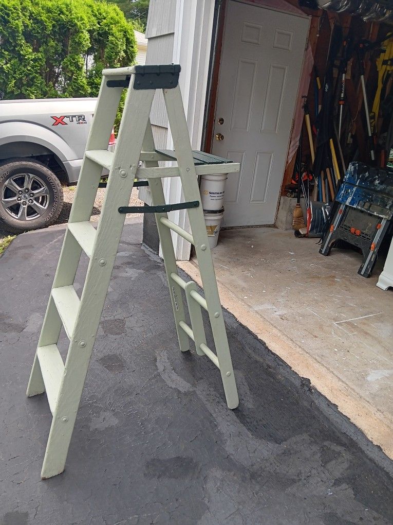 Wood 4- Step Ladder.