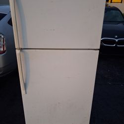 33 W. Whirlpool Refrigerator Top Freezer Workingperfectly (GARAGE REFRIGERATOR)