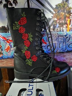 Super cute boots, embroidered roses size 6