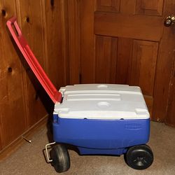 Rubbermaid Cooler with 4 Large Wheels