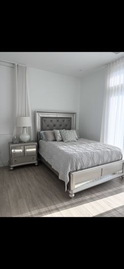 Queen Bed w/ chest Drawer Wood