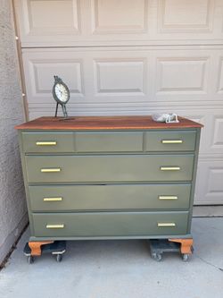 Dresser with 4 drawers in Shade Grown