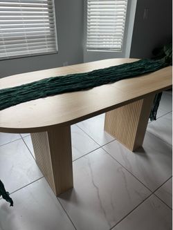 Oval wood dinning table