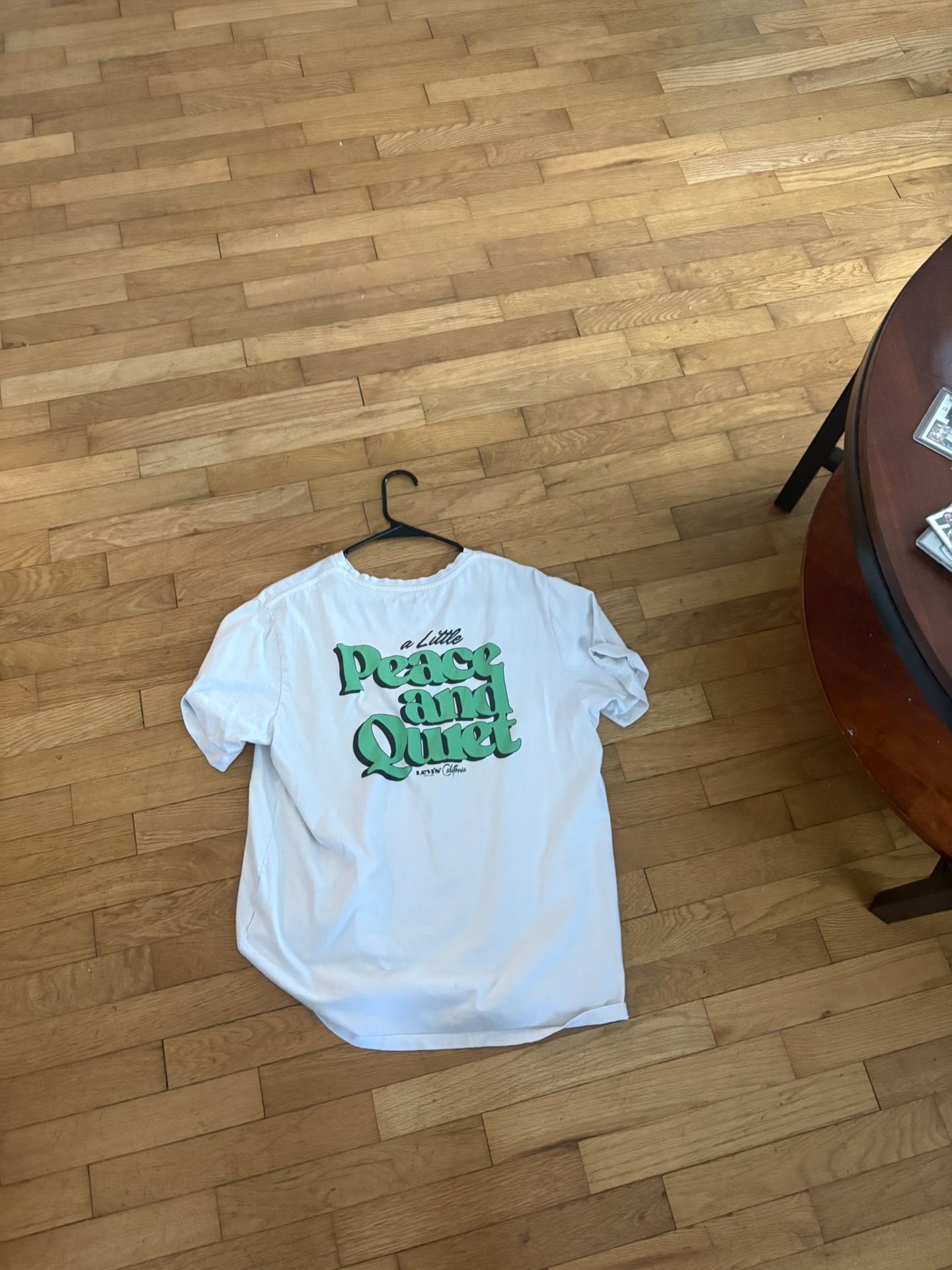 levi’s graphic “ a little peace and quiet” tee size L