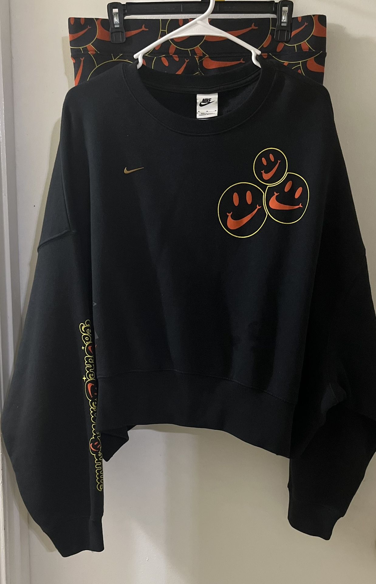 Woman’s NIKE top (M) shorts (L)