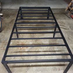 TWIN  SIZE METAL BEDFRAME 