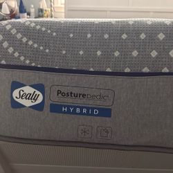 LIKE NEW Sealy Hybrid Queen Mattress 13” - Soft $500
