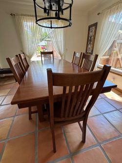 Oak Table with six chairs and two extra table leafs.