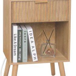 Fultyle Wood Nightstand with Charging Station