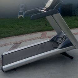 Precor 425/445 Precision Series Treadmill (Delivery Available)