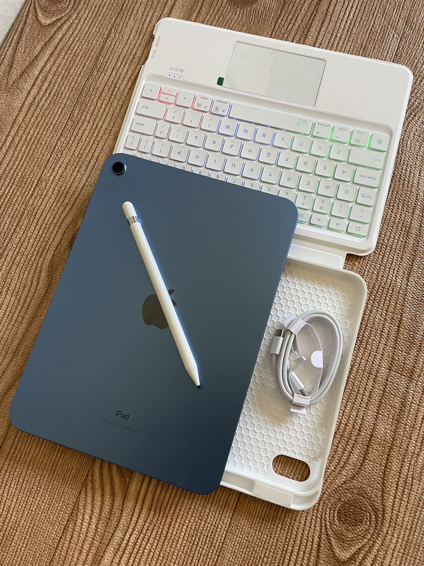 Apple iPad 10th Generation 256GB With Keyboard case and Pencil