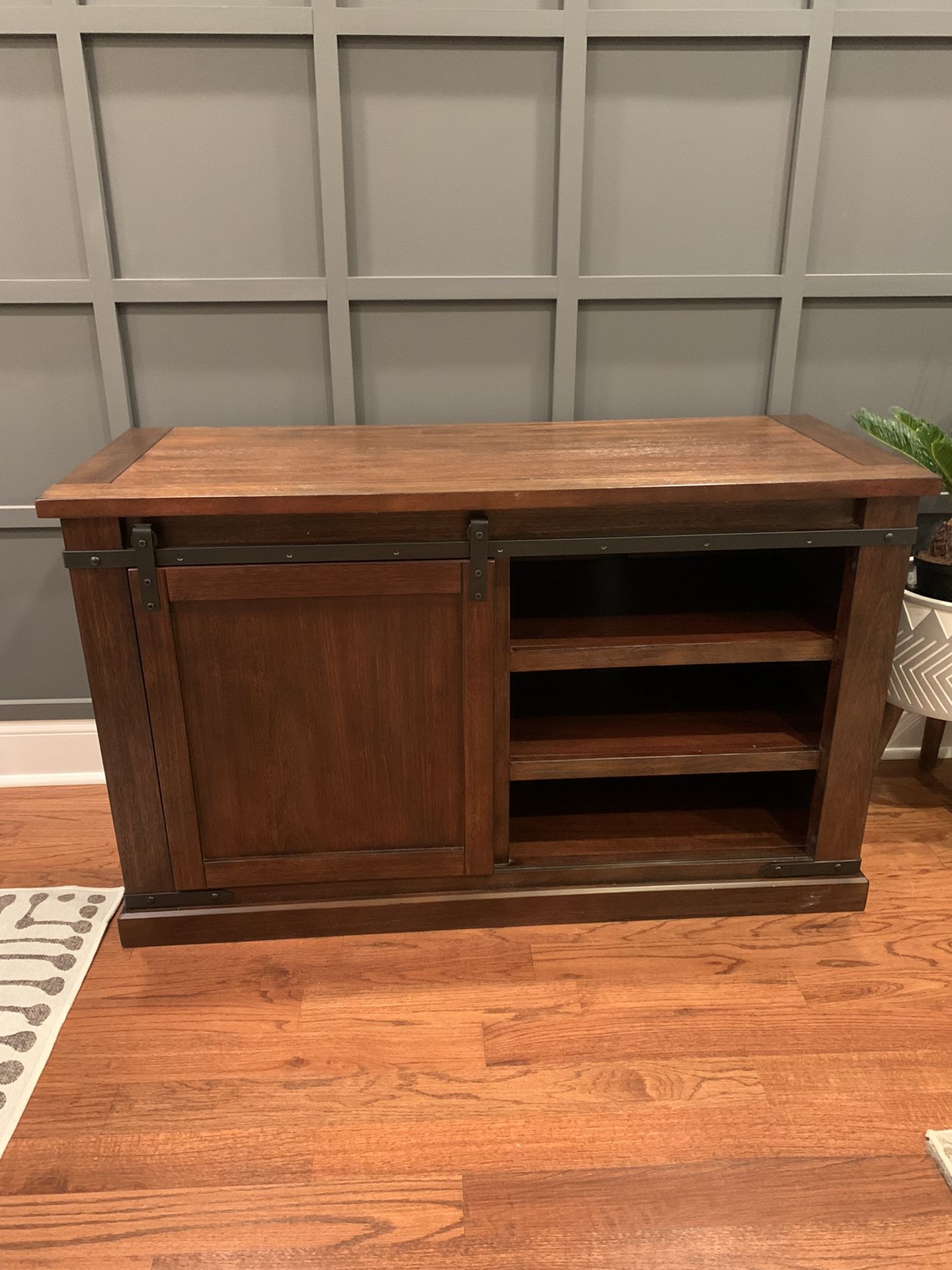 Like New TV Stand Console Cabinet
