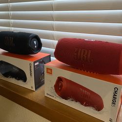 Pair of Jbl charge 5 speakers