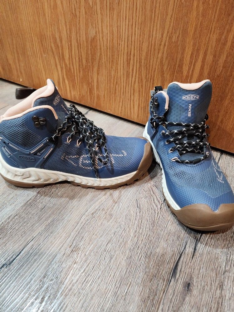 New Women Keen 8.5 New Hiking Waterproof Boots 8.5