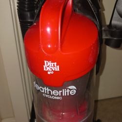 Dirt Devil Featherlite Cyclonic Ultra, Rinseable Filter With 5 Floor Settings + Dirt Double. Clean Path Edge