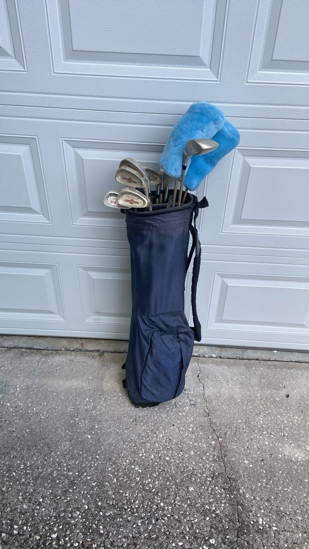 Women’s Right-hand Golf Clubs and Bag