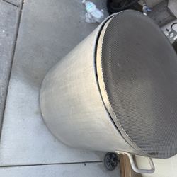 USED HUGE COMMERCIAL POTS …$20 Dlls …. I DONT KNOW THE SIZE ..needs A Good Clean Up 