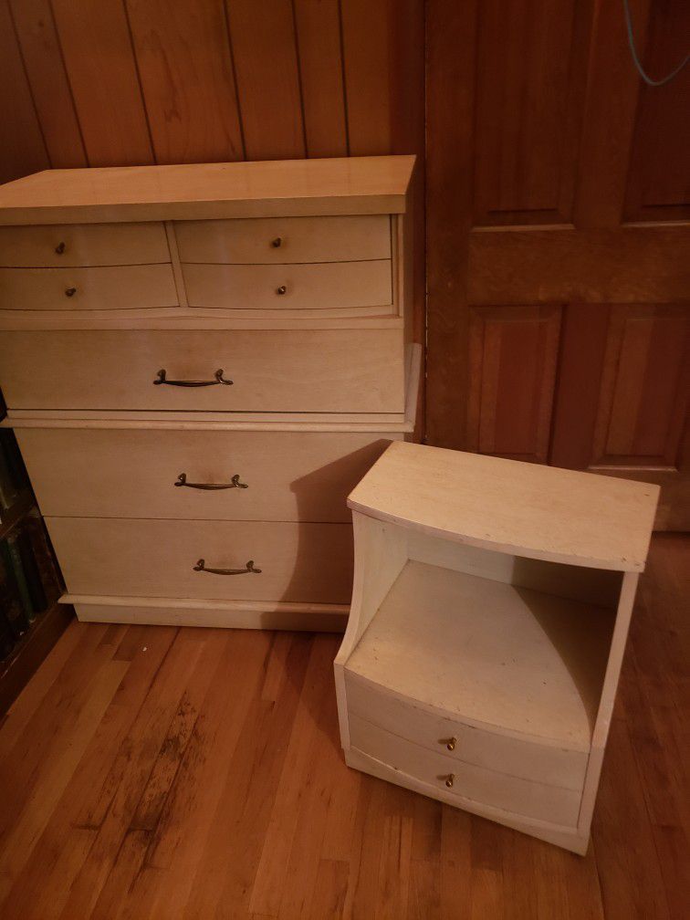 Dixie vintage dresser and nightstand from my mothers estate. Make offer