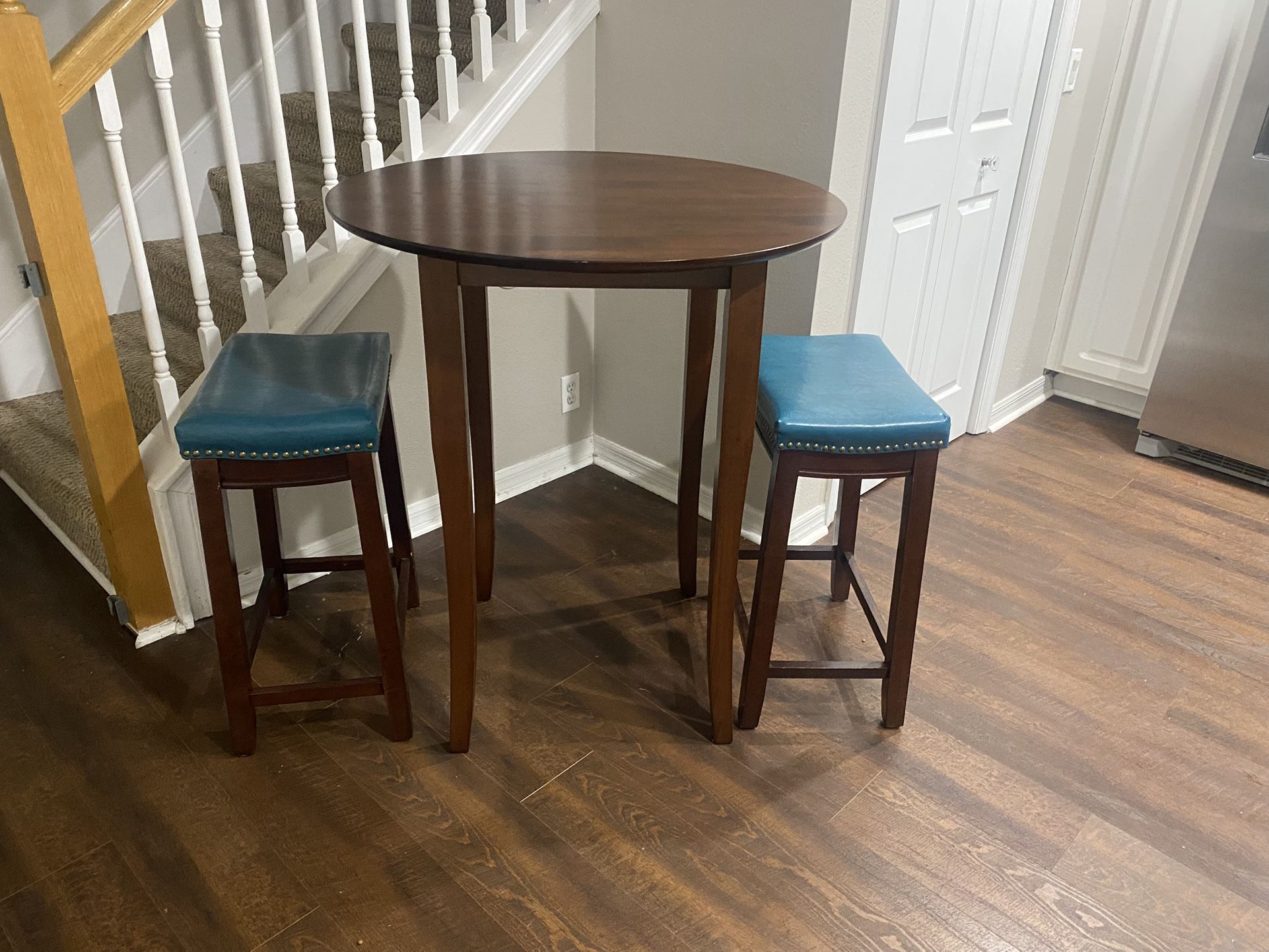 New Pub Table with Bar Stools $100