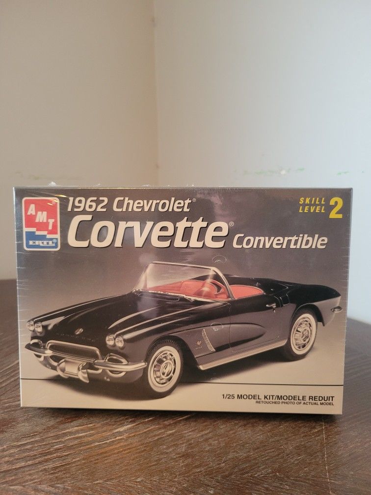 AMT Ertl 6(contact info removed) Chevrolet Corvette Convertable 1/25 Scale Model Kit Sealed