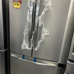FRIGIDAIRE FRENCH DOOR REFRIGERATOR STAINLESS STEEL!! WATER DISPENSER INSIDE!!! And ICE MAKER!! Brand New OPEN BOX!!!!