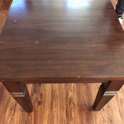 2 Mesas De Madera Pequeñas