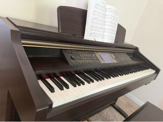 Piano - Yamaha Clavinova CVP - 210/208