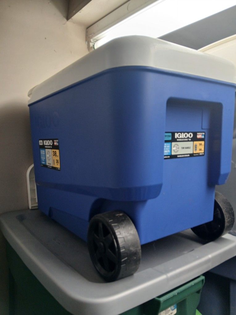 New Igloo Cooler W Wheels