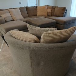 Creswell Sectional Sofa Set – Excellent Condition 🤎