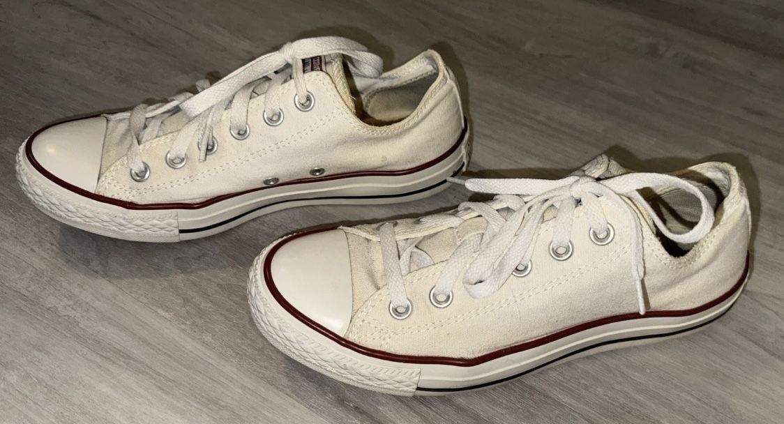 Women’s Low Top Converse White Sneakers Size 8