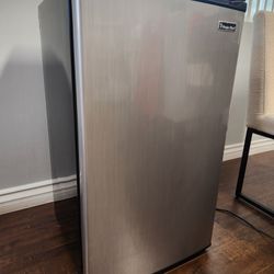 Magic Chef
3.2 cu. ft. Refrigerator With Freezer in Platinum Steel & Black
