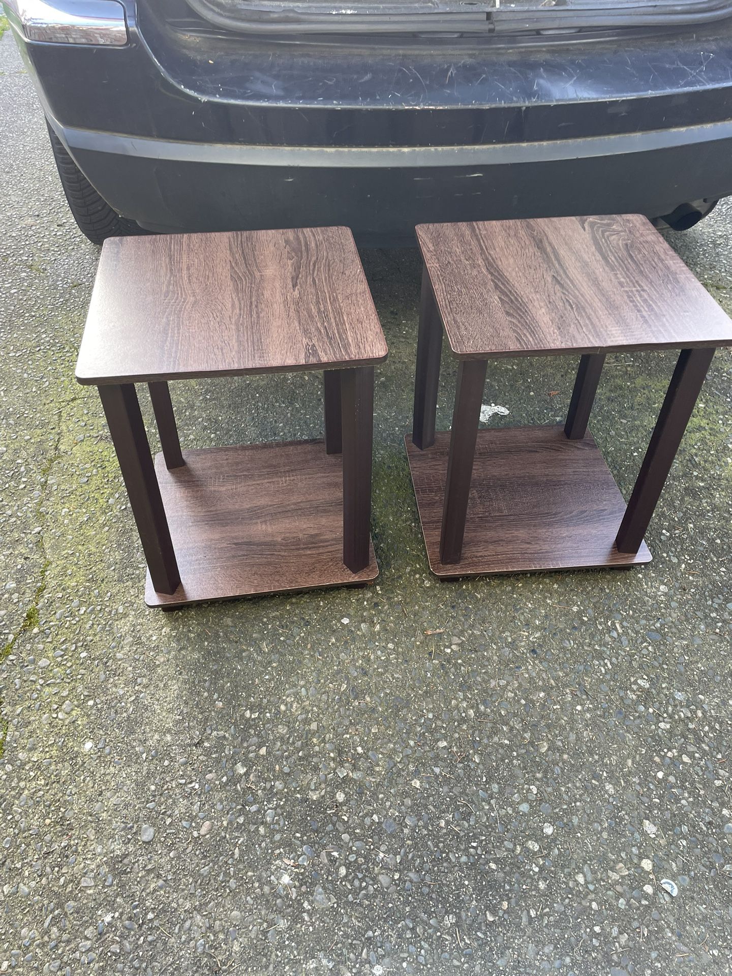 Nice 2 modern end table in excellent condition