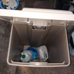 Clean Trash Bin 