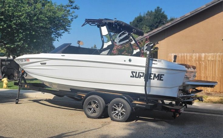 Supreme S220 409hp Wake Boat