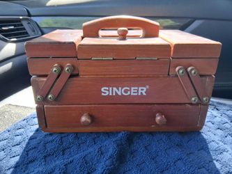 VINTAGE SINGER SEWING WOODEN ACCORDION CADDY SMALL BOX.  OPNS GREAT! ( missing some knobs)...asking $20.00