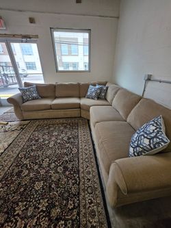 Like New Broy Hill Sectional
Delivery and Setup Options Available
