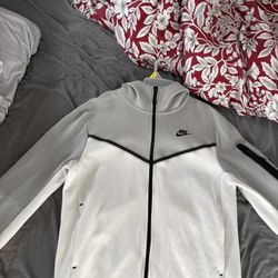 Medium Nike Tech 