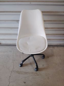 White Tulip-Style Office Chair with Casters