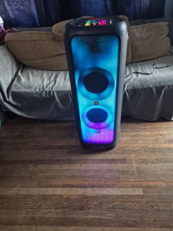 JBL PARTY BOX 1000 ESTA SPEAKER ES USADA TIENE RASPONES Y TIENE UN GOLPE COMO SE MUESTRA EN LA FOTO PERO NO LE PERGUDICA EN NADA SUENA EXELENTE