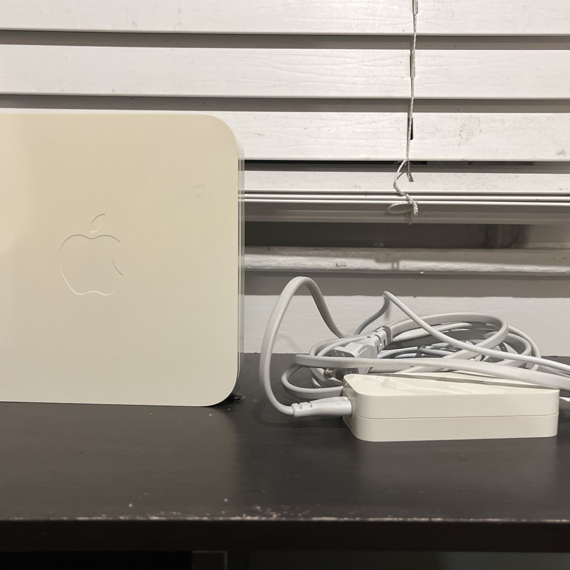 Apple  AirPort Extreme 802.11n Wi-Fi Wireless N Base Station ( A1143) CD-ROM